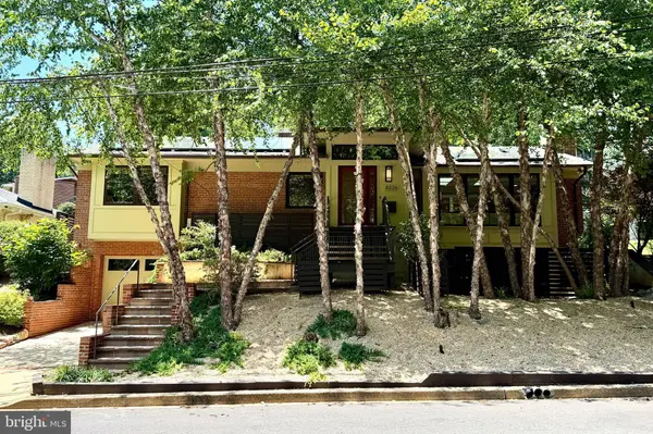 8226 WEST BEACH DR NW, Washington, DC 20012