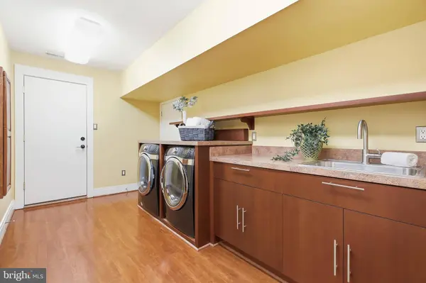 8226 WEST BEACH DR NW, Washington, DC 20012