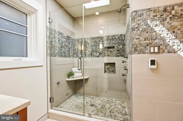 8226 WEST BEACH DR NW, Washington, DC 20012