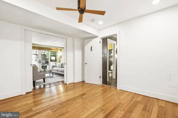 8226 WEST BEACH DR NW, Washington, DC 20012