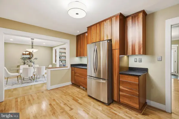 8226 WEST BEACH DR NW, Washington, DC 20012
