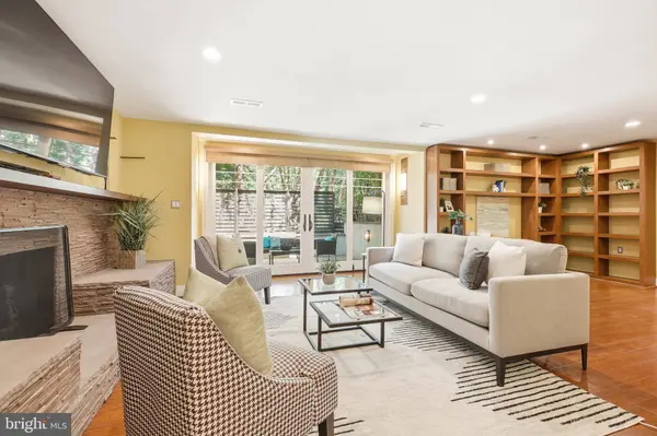 8226 WEST BEACH DR NW, Washington, DC 20012