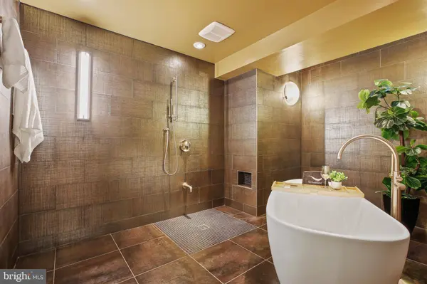 8226 WEST BEACH DR NW, Washington, DC 20012