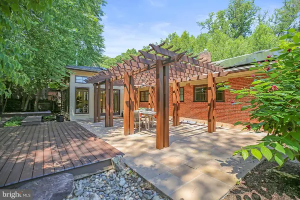8226 WEST BEACH DR NW, Washington, DC 20012