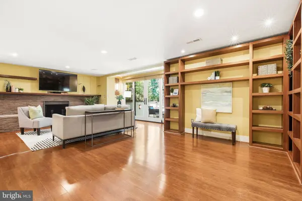 8226 WEST BEACH DR NW, Washington, DC 20012