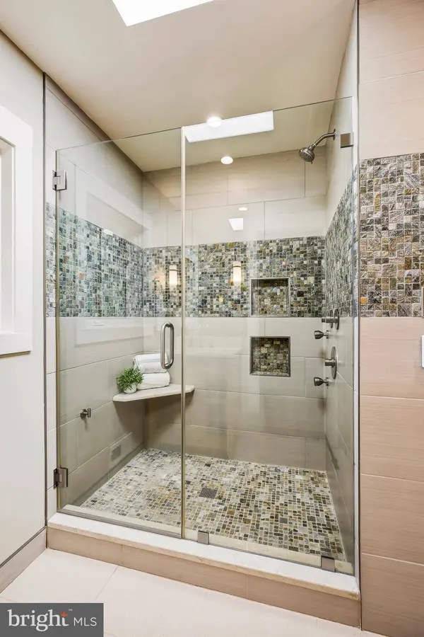 8226 WEST BEACH DR NW, Washington, DC 20012