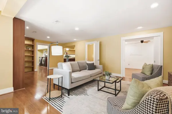 8226 WEST BEACH DR NW, Washington, DC 20012