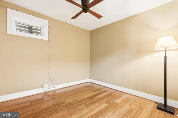 8226 WEST BEACH DR NW, Washington, DC 20012