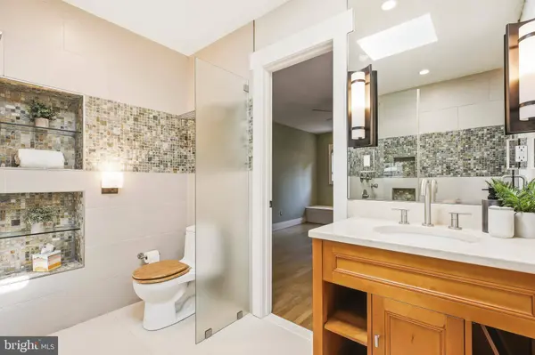 8226 WEST BEACH DR NW, Washington, DC 20012