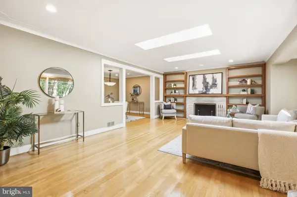 8226 WEST BEACH DR NW, Washington, DC 20012