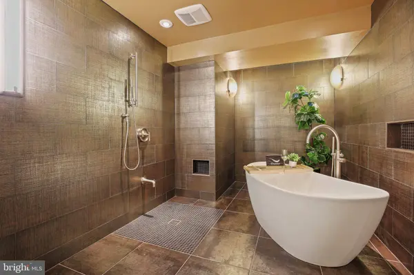 8226 WEST BEACH DR NW, Washington, DC 20012