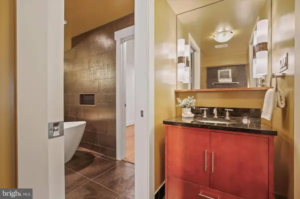 8226 WEST BEACH DR NW, Washington, DC 20012