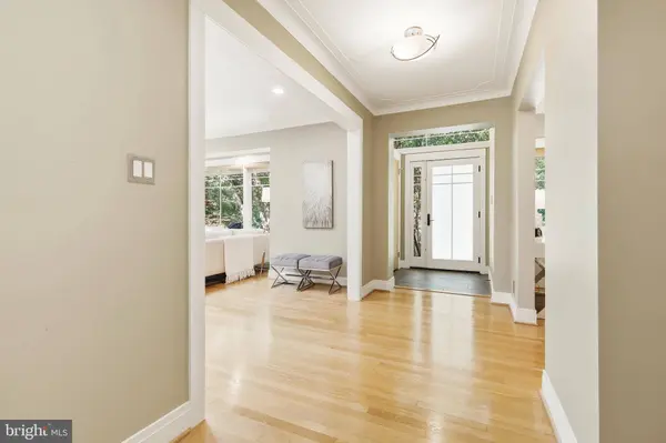 8226 WEST BEACH DR NW, Washington, DC 20012
