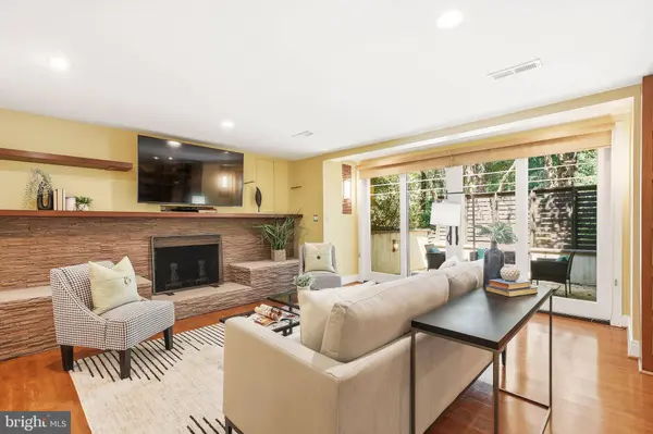 8226 WEST BEACH DR NW, Washington, DC 20012