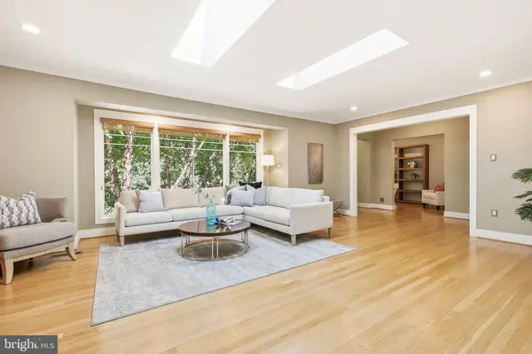 8226 WEST BEACH DR NW, Washington, DC 20012