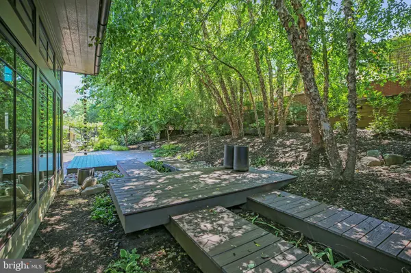 8226 WEST BEACH DR NW, Washington, DC 20012