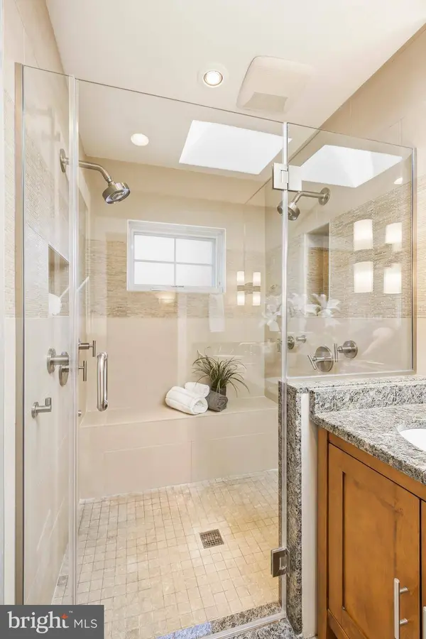 8226 WEST BEACH DR NW, Washington, DC 20012