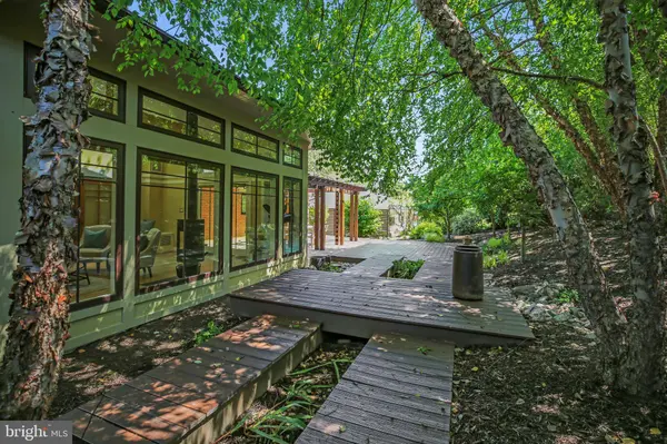 8226 WEST BEACH DR NW, Washington, DC 20012