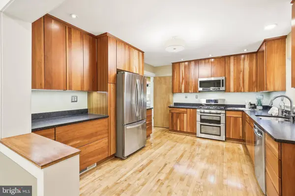 8226 WEST BEACH DR NW, Washington, DC 20012