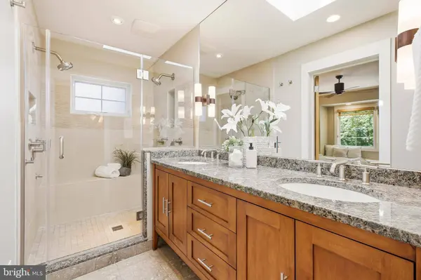 8226 WEST BEACH DR NW, Washington, DC 20012