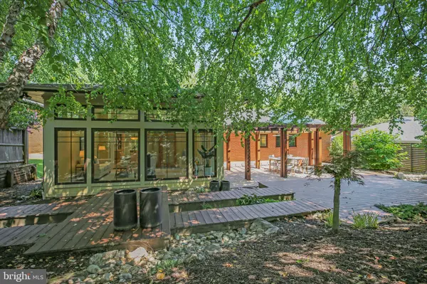 8226 WEST BEACH DR NW, Washington, DC 20012