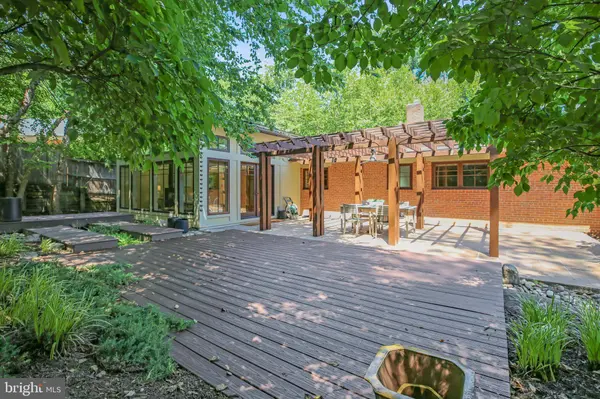 8226 WEST BEACH DR NW, Washington, DC 20012