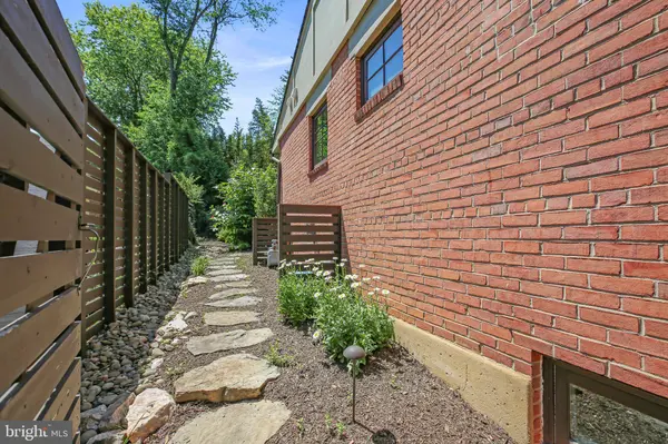 8226 WEST BEACH DR NW, Washington, DC 20012
