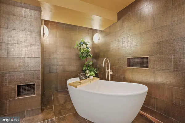 8226 WEST BEACH DR NW, Washington, DC 20012