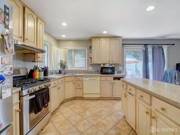 88 Albert DR, Sayreville, NJ 08859