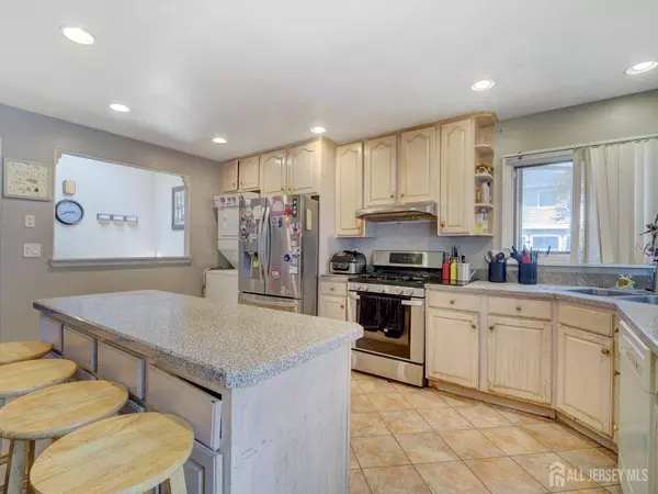 88 Albert DR, Sayreville, NJ 08859