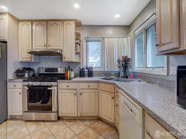 88 Albert DR, Sayreville, NJ 08859