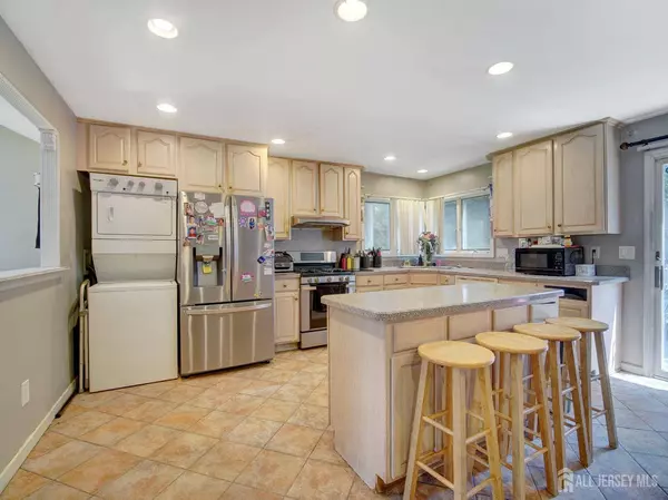 88 Albert DR, Sayreville, NJ 08859