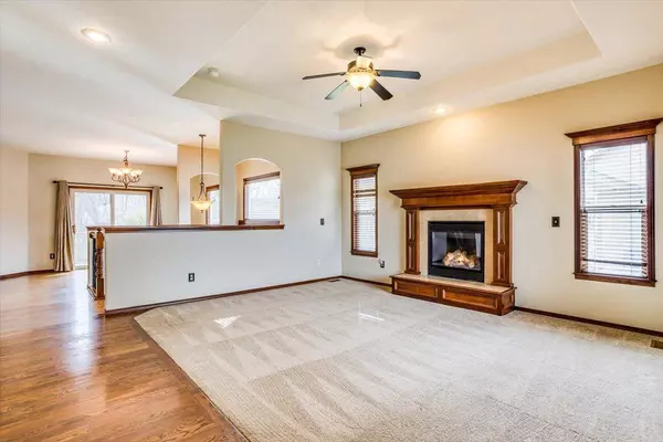 2136 E Brookstone St, Derby, KS 67037