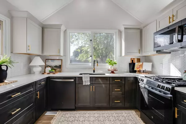 1525 N Woodridge Dr, Wichita, KS 67206