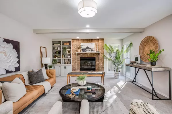 1525 N Woodridge Dr, Wichita, KS 67206