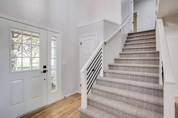 1525 N Woodridge Dr, Wichita, KS 67206