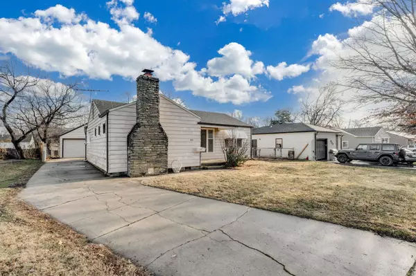 834 Big Bend Rd, Wichita, KS 67218