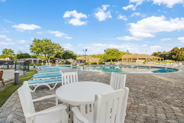 56 Camellia LN, Freeport, FL 32439