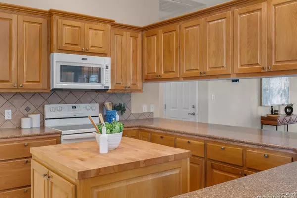 174 Edgewood Cir, Bandera, TX 78003