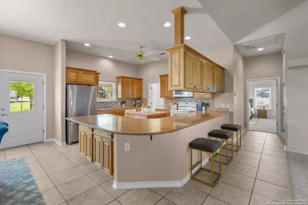 174 Edgewood Cir, Bandera, TX 78003