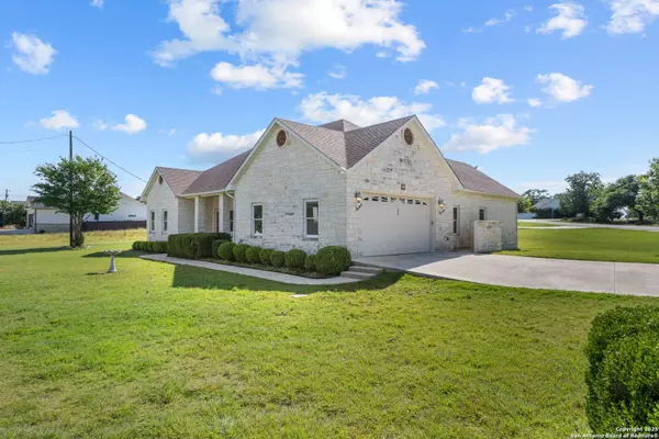 174 Edgewood Cir, Bandera, TX 78003