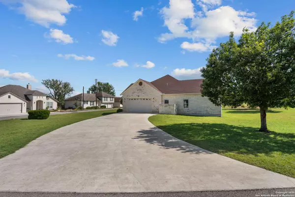 174 Edgewood Cir, Bandera, TX 78003