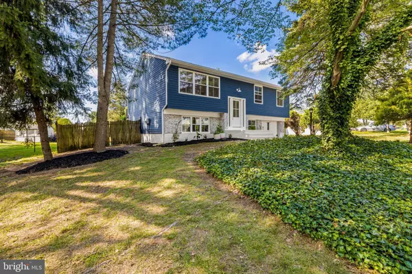 15 GREENBRIAR RD, Turnersville, NJ 08012