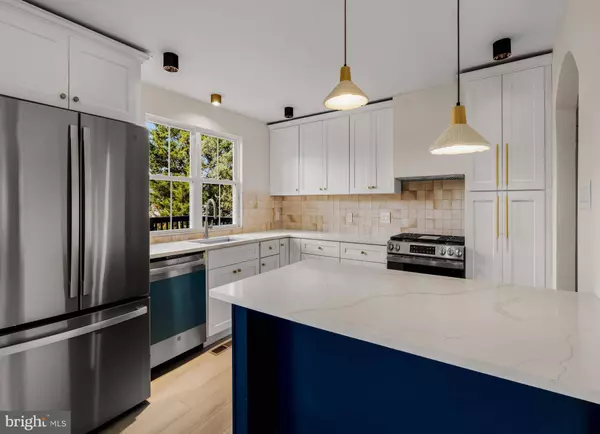 15 GREENBRIAR RD, Turnersville, NJ 08012