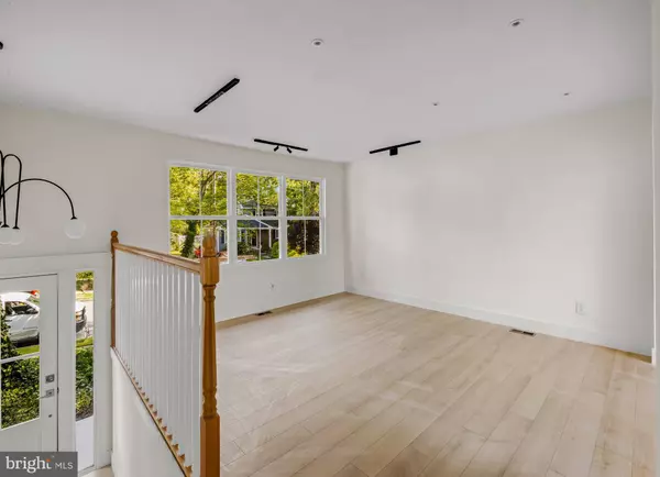 15 GREENBRIAR RD, Turnersville, NJ 08012