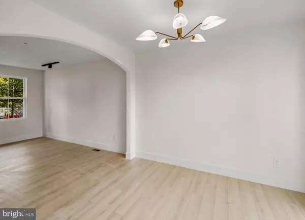 15 GREENBRIAR RD, Turnersville, NJ 08012