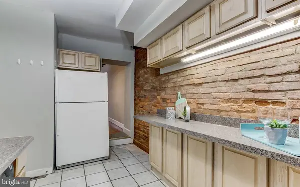 825 S CHARLES ST, Baltimore, MD 21230