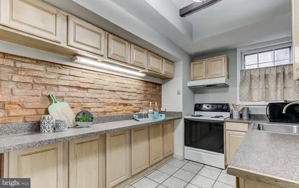 825 S CHARLES ST, Baltimore, MD 21230