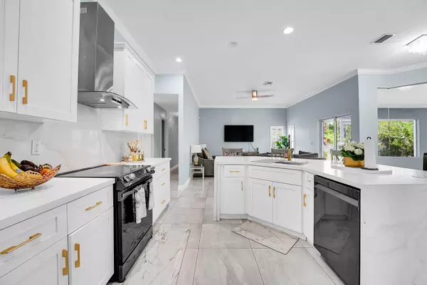 6107 NW Gause Ave, Port St Lucie, FL 34986-3830