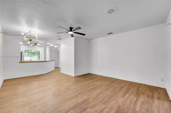 9158 NW 40th St #201-1, Coral Springs, FL 33065